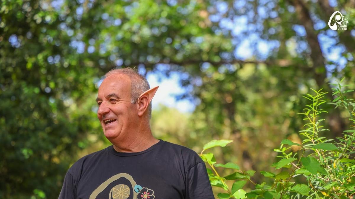 Un duende, seis gnomos y un gato negro: el mundo fantástico que un vecino de Casar de Palomero talló en mitad del bosque