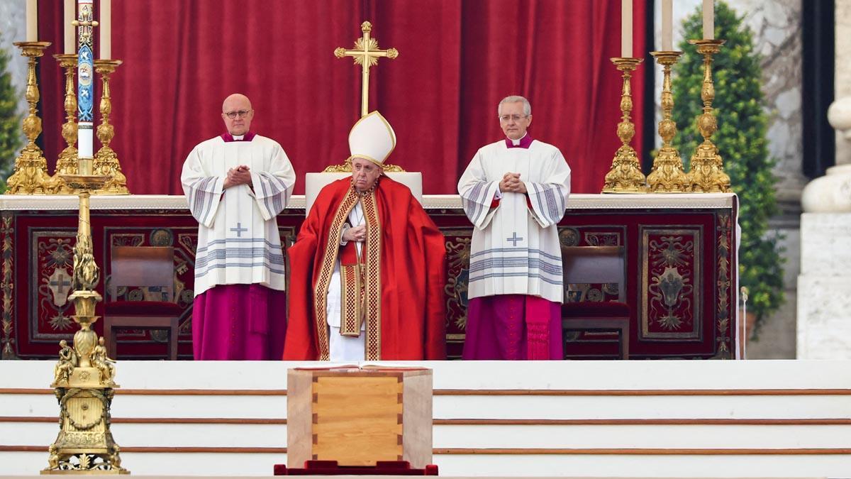 El Papa Francisco preside las ceremonias fúnebres del ex Papa Benedicto en la Plaza de San Pedro en el Vaticano.