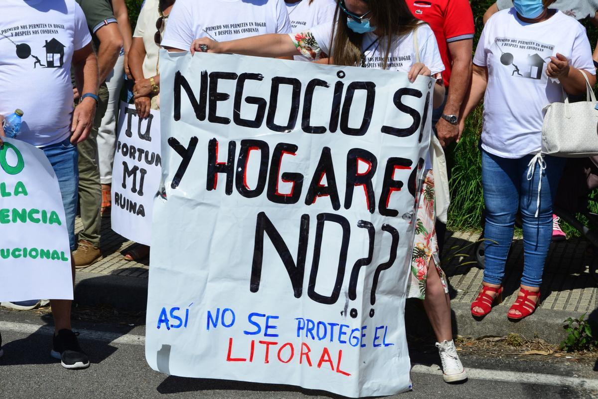 Manifestación en Cangas, en 2021, contra el derribo de viviendas en la costa.