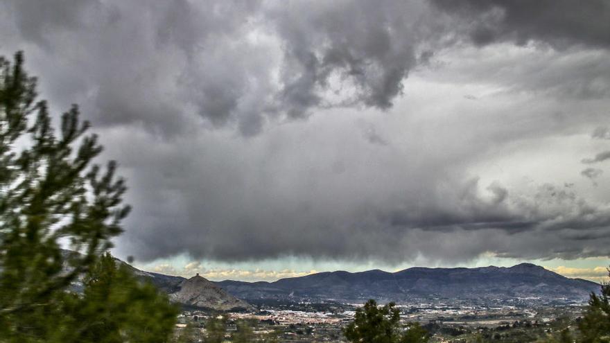 Cielos nubosos y posibilidad de precipitaciones en Alicante