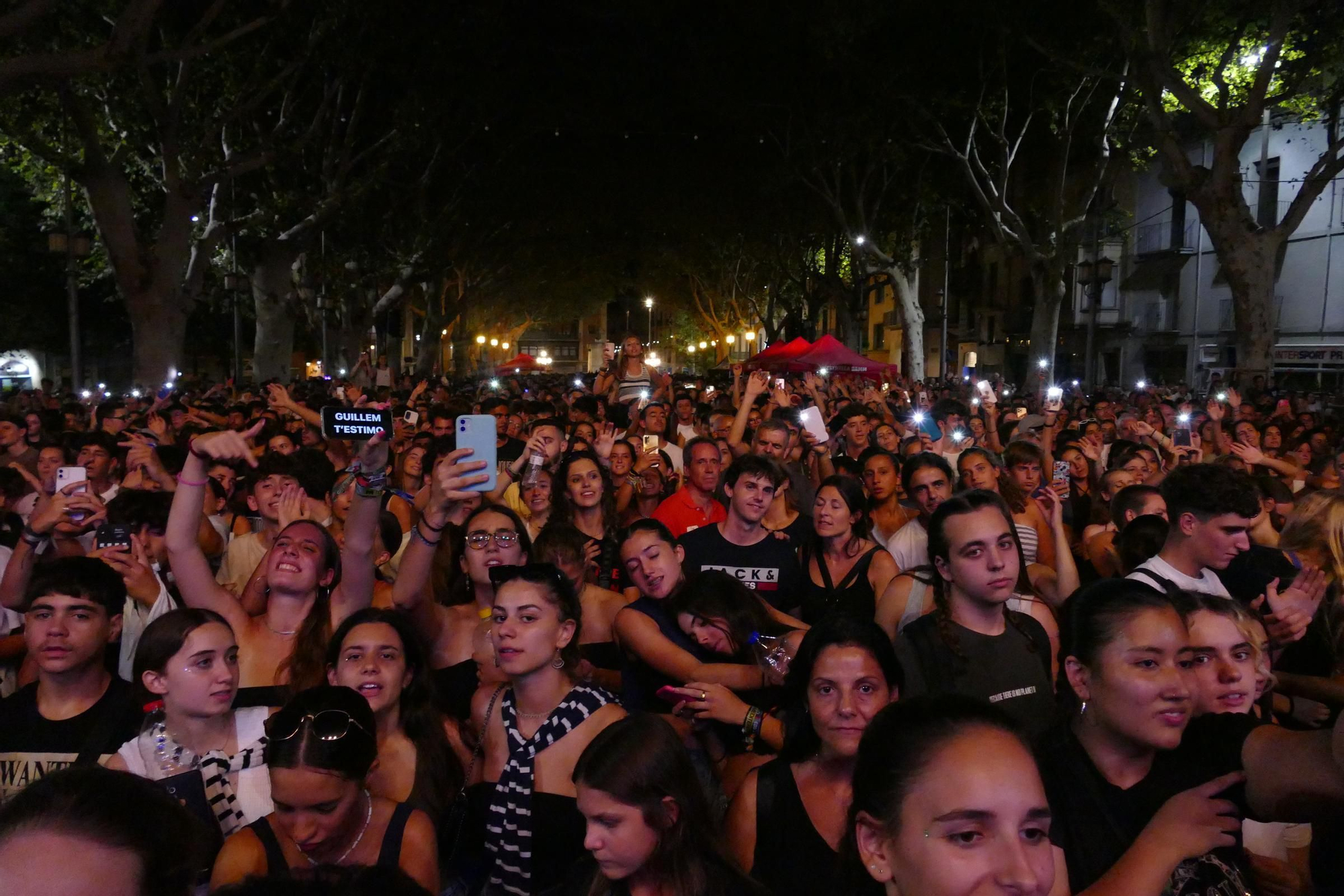 Llum, foc, confeti i molta música a la tercera nit d'Acústica