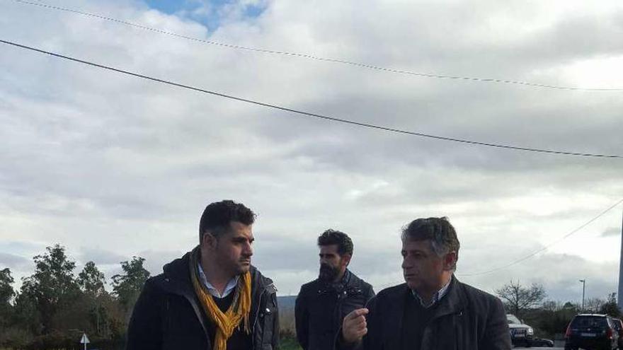 Uxío Benítez y Manuel Cuiña, en la carretera provincial que rodea la parcela que albergará el futuro centro de día de Silleda.