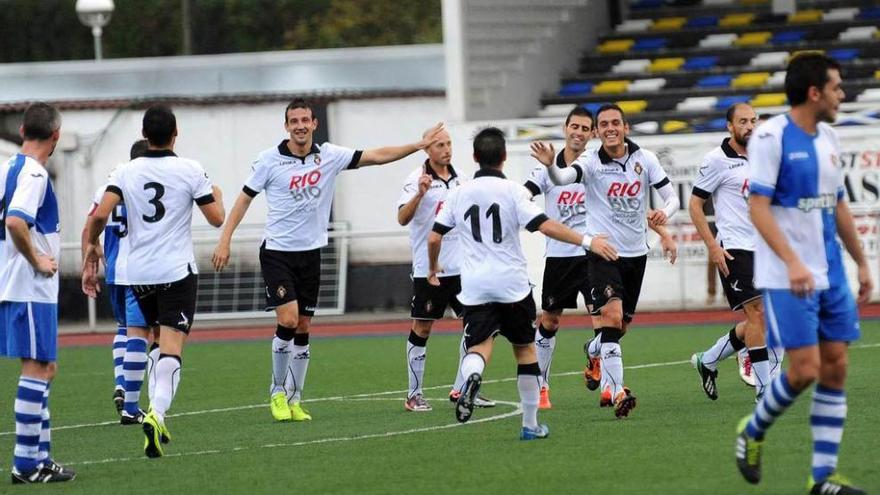 Los jugadores del Caudal celebran un tanto frente al Tuilla, la temporada pasada.