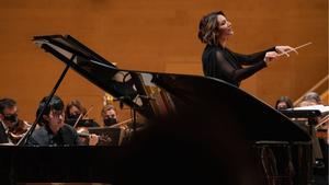 Alondra de la Parra en un momento de su brillante debut con la OBC, en su primer concierto en Catalunya en el Auditori.