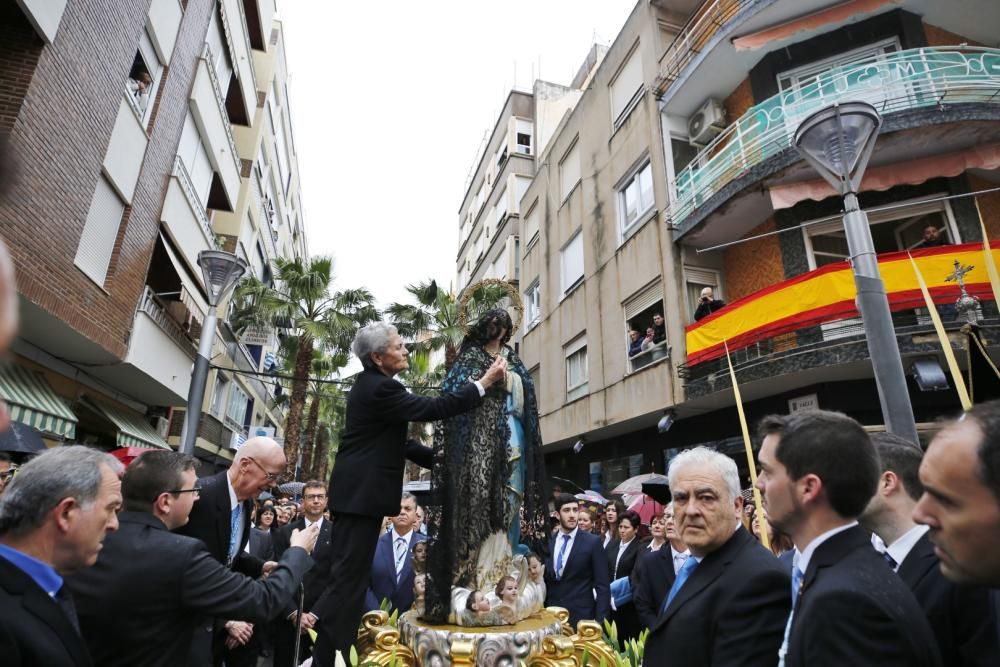 Pese a la fina lluvia que caía a primera hora de la mañana la procesión de Domingo de Resurección pudo celebrar el tradicional Encuentro en las cuatro esquinas