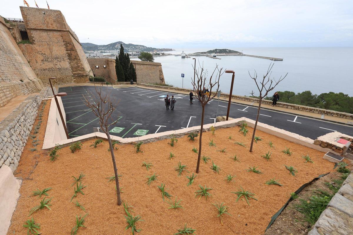 Algunas de las plazas de las 72 plazas de 'parking' del Camí del Calvari (las de verde, a la izquierda, son las reservadas a vecinos).