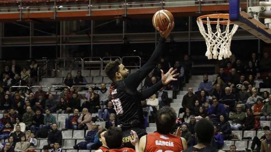 Gregorio Adón entra a canasta en un partido del Círculo de esta temporada.