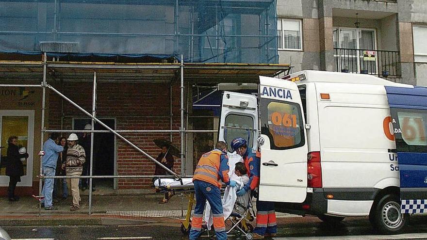 Ambulancia en un accidente laboral en Pontevedra. // Gustavo Santos