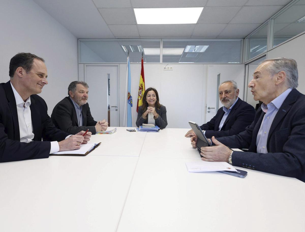 La conselleira do Mar, Marta Villaverde, durante su reunión ayer en Pontevedra con autoridades portuarias.