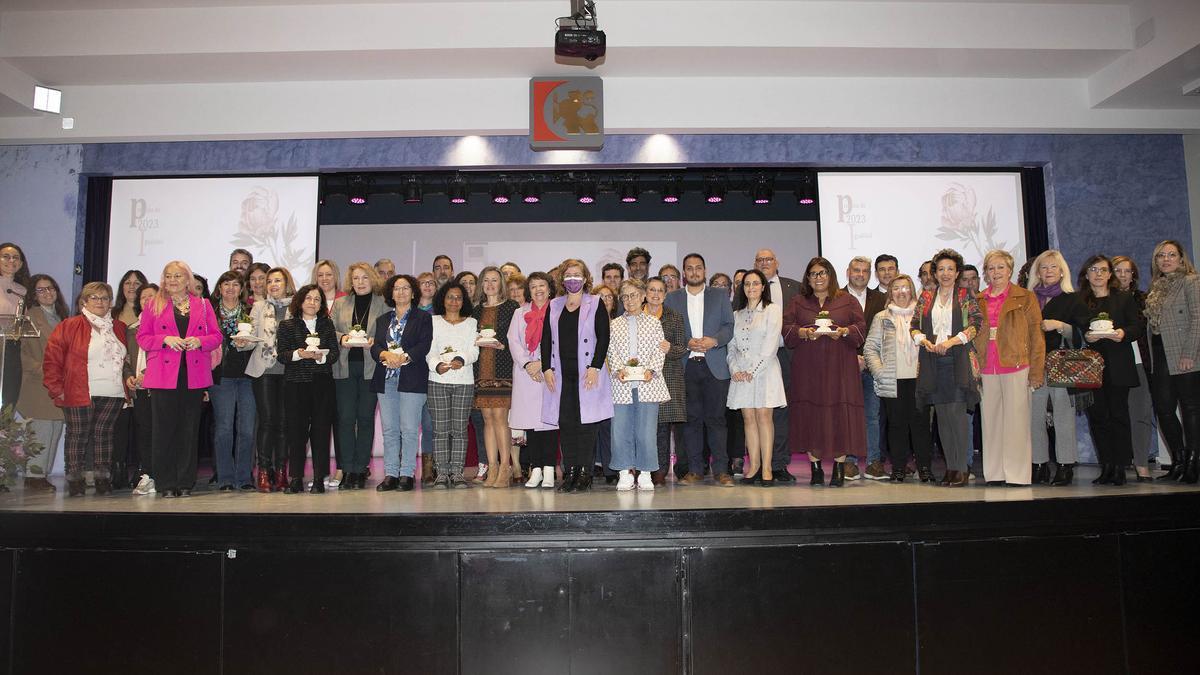 Foto de familia de los premiados por la Diputación en los premios Córdoba en Igualdad.