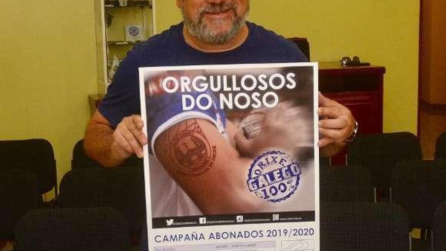 Santiago Picallo con el cartel de la campaña de socios. // Rafa Vázquez