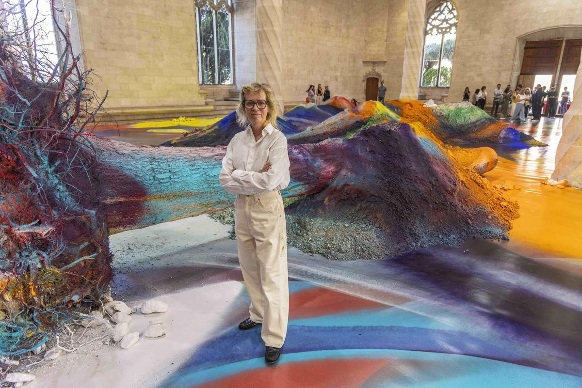 Katharina Grosse posa con su obra dentro de la Lonja.