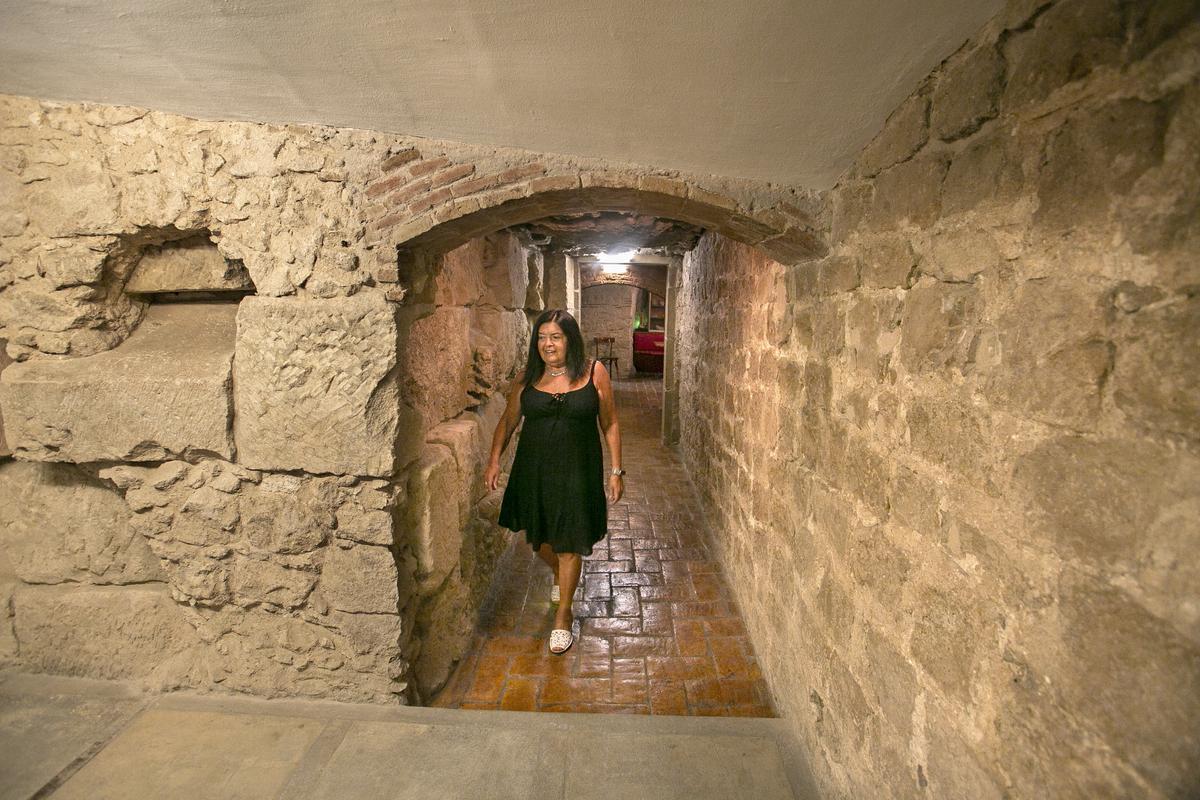 Cristina Lloré en el pasillo que separa las dos murallas romanas de Barcelona dentro del centro excursionista AEEF