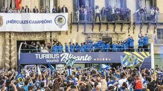 Más de 6.000 seguidores del Hércules celebran el ascenso en la Plaza del Ayuntamiento de Alicante