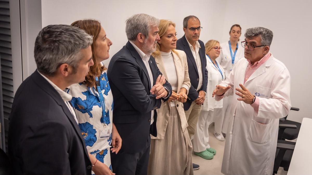 El presidente de Canarias, Fernando Clavijo, y la consejera de Sanidad, Esther Monzón, han presentado este jueves el nuevo servicio de resonancia magnética del Hospital Nuestra Señora de los Reyes.