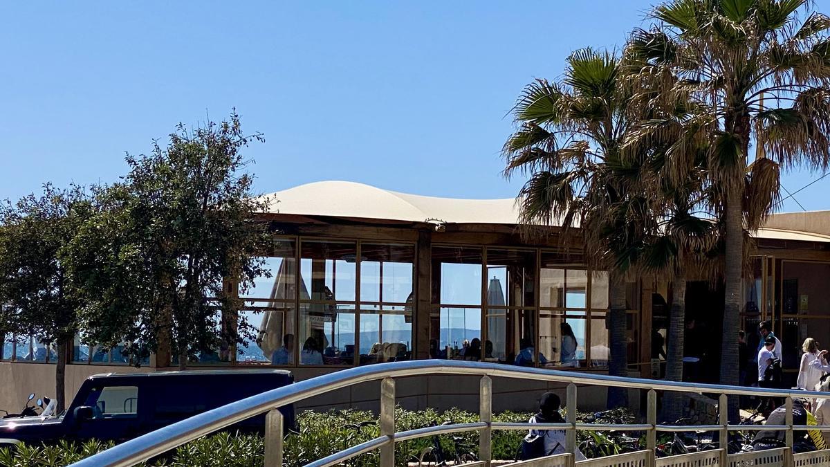 El bar restaurante de la playa del Portitxol recibiendo hoy clientes en su interior