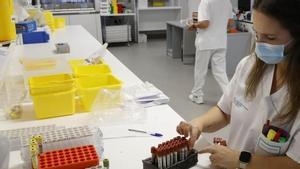 Una investigadora trabaja en un laboratorio de un hospital gallego.