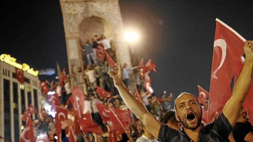 Milers de pro-Erdogan ocupant la plaça Taksim d&#039;Istanbul durant el cop