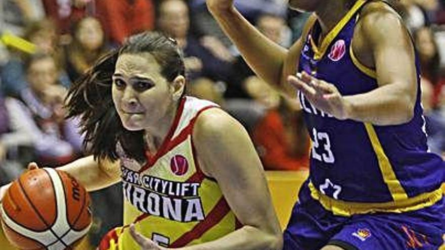 Sonja Vasic, defensada per Mavunga en el partit de Fontajau.