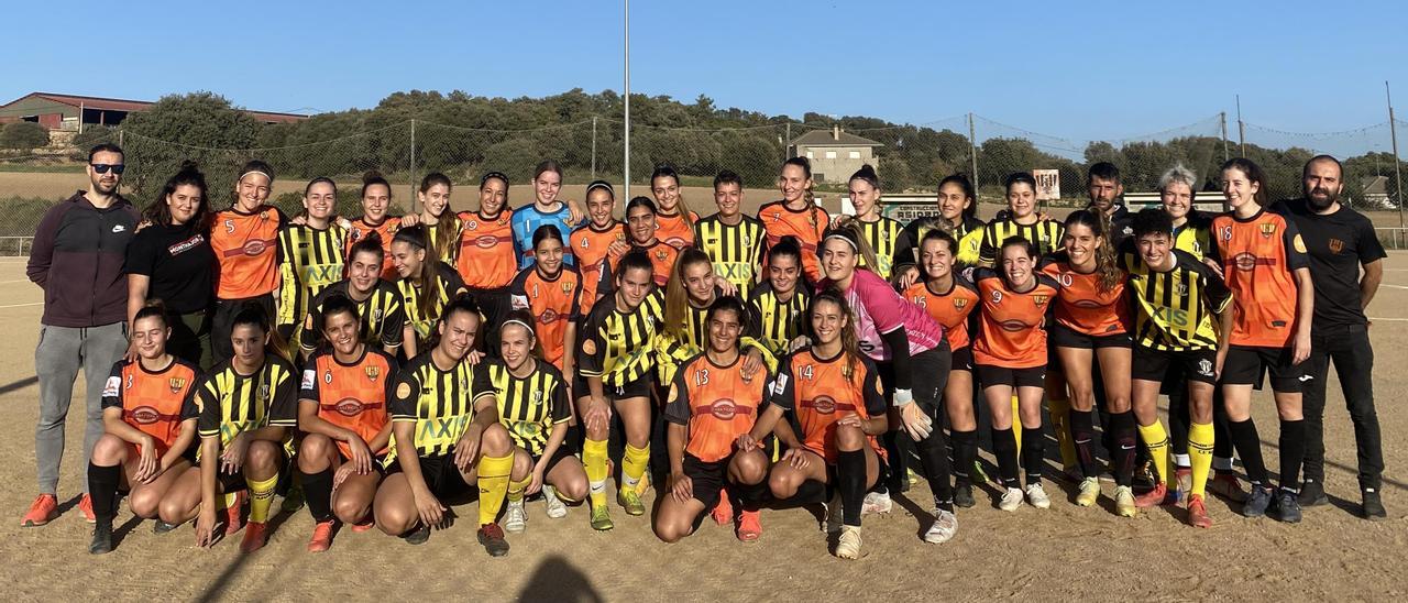 Les jugadores del FC Montmajor i del CE Navàs van posar per a Regió7 abans de disputar el duel de màxima rivalitat intercomarcal