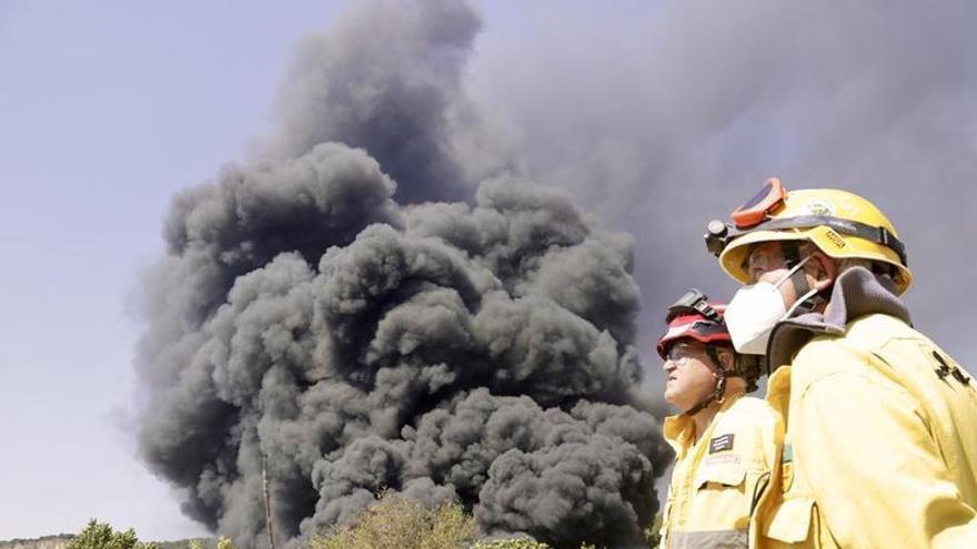 Protecció Civil aixeca el confinament d’Òrrius després que Bombers doni per controlat l’incendi d’indústria i forestal