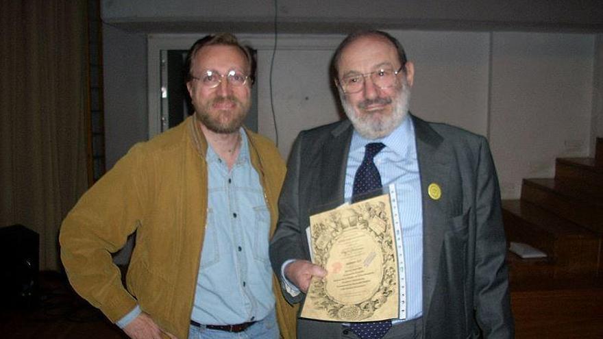 El escritor granadino Ángel Olgoso (izq.) con Umberto Eco.