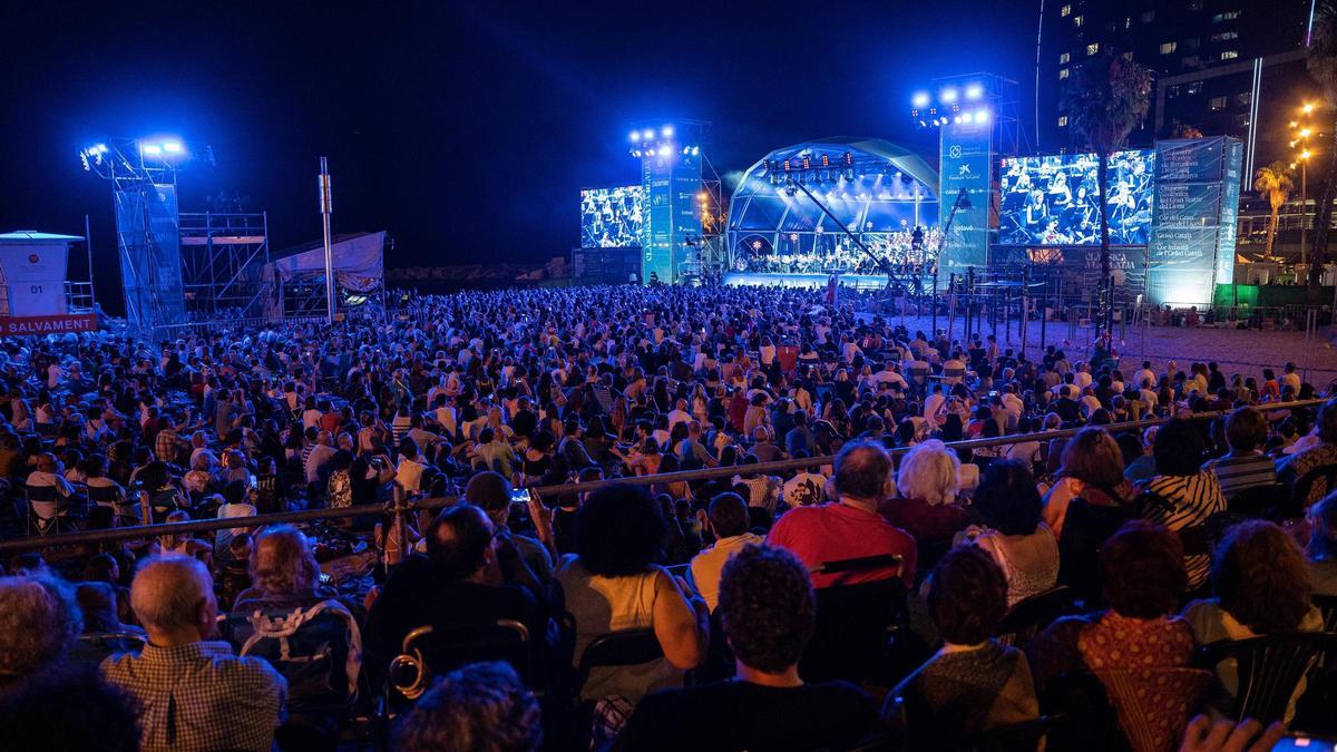 Dudamel dirige en la playa a la Sinfónica del Liceu