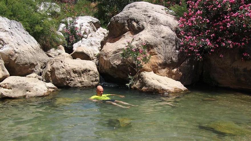 Una guía para bañarse en el entorno de la Gran Senda de Málaga