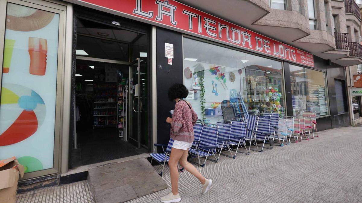 Exterior de «La Tienda de Long», uno de los bazares chinos abiertos ayer en Cangas.
