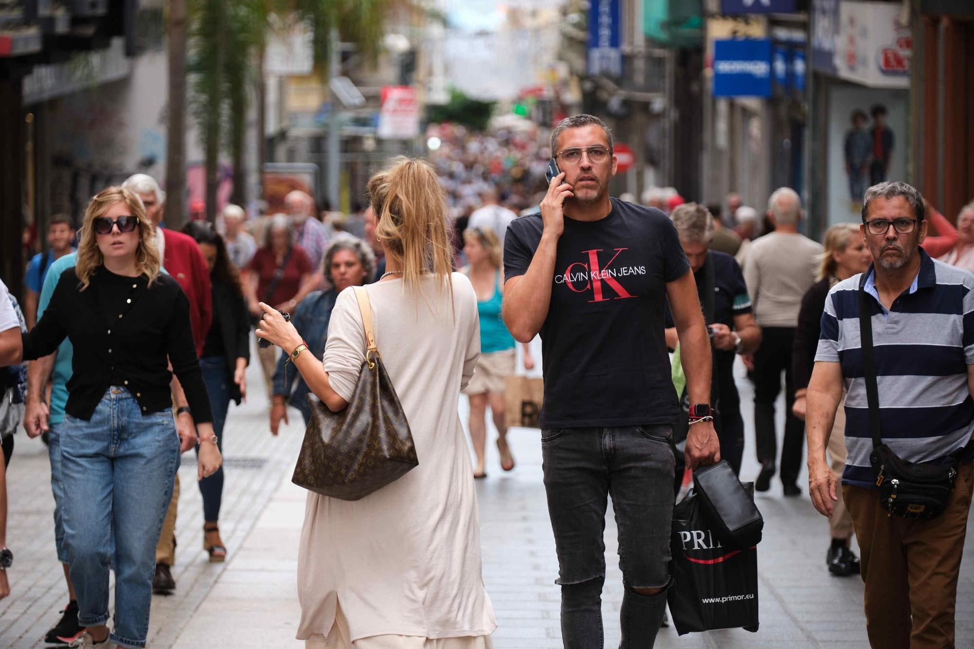 Los clientes aprovechan los descuentos del ‘Black Friday’ en los comercios de Tenerife