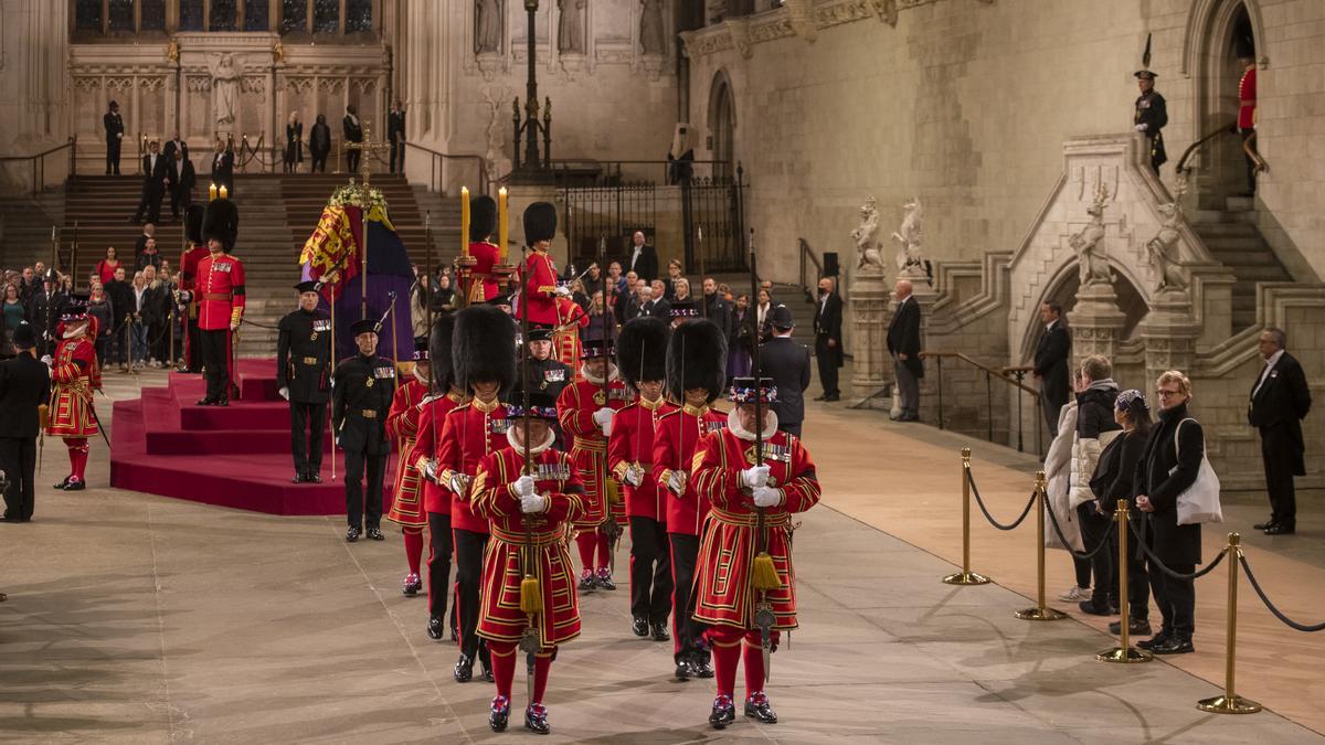 Guardias reales junto al féretro de la Reina Isabel II durante el último día de su capilla ardiente en Westminster Hall