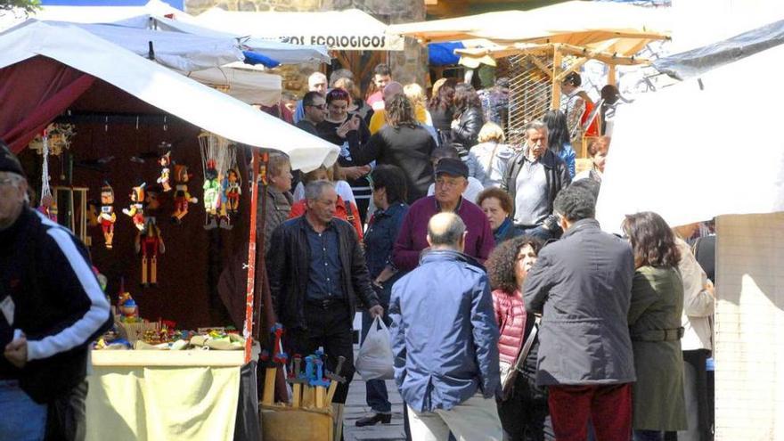 Asistentes al Mercáu Tradicional, durante la anterior edición.