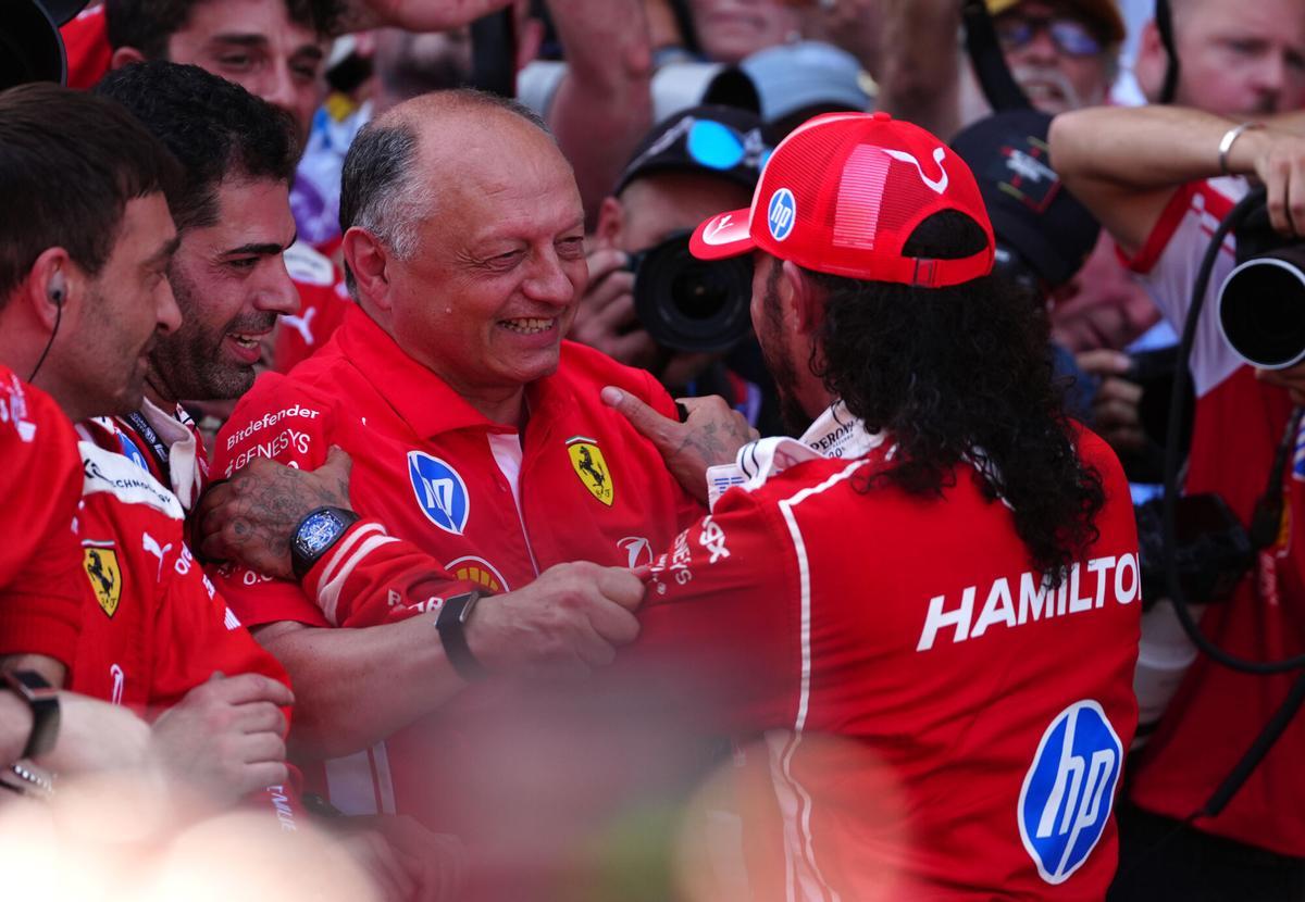 Lewis Hamilton celebra su triunfo con Fred Vasseur.