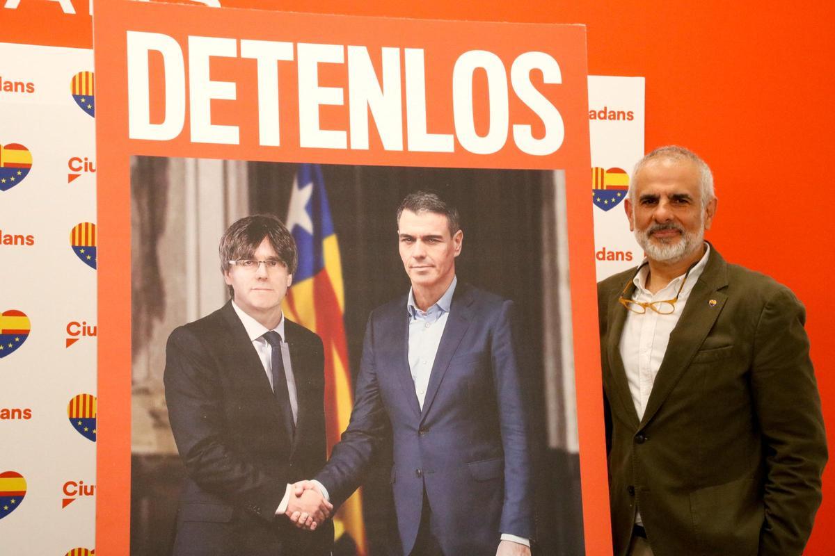 El candidato de Cs, Carlos Carrizosa, con el cartel electoral