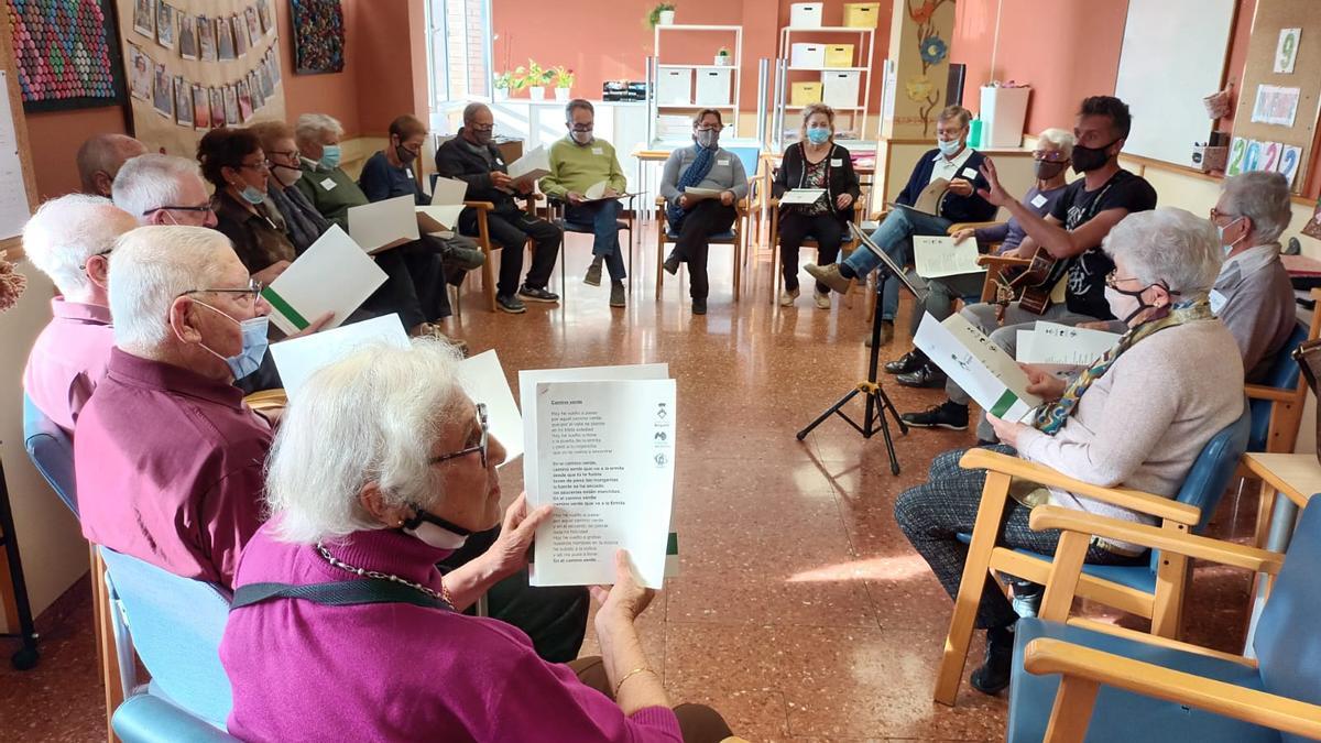 Sessió de cant a l'hospital de dia psicogeriàtric de Berga, amb el músic Jordi Costa (el Sec)