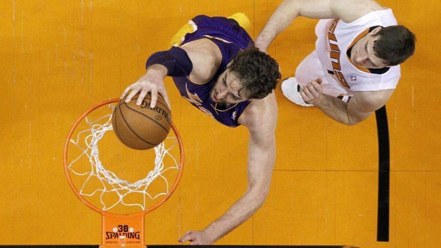 Pau Gasol mantiene el tipo en la derrota de los Lakers ante los Suns (121-114)