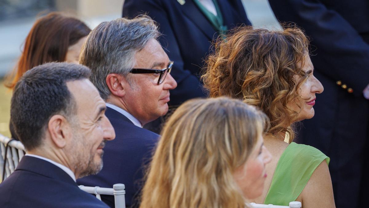 El líder de Vox en Andalucía, Manuel Gavira (2i), próximo vicepresidente, y la líder de la oposición, la socialista María Jesús Montero (d), durante el acto de toma de posesión de Juanma Moreno.