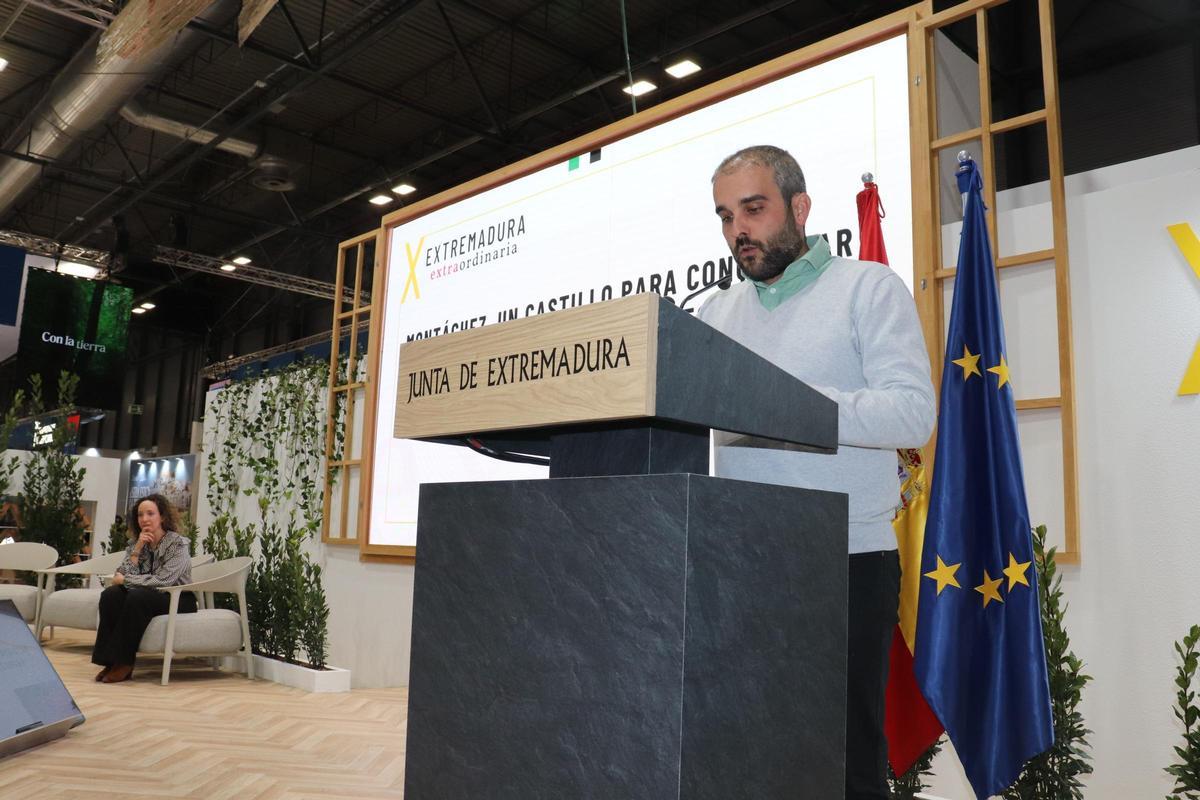 El alcalde de Montánchez, Joaquín Plana, con Ana Huertas al fondo.