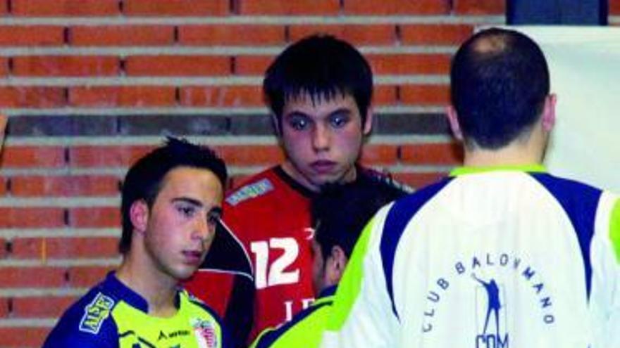 El juvenil Ángel, acompañado del meta Iván, conversa con su técnico.