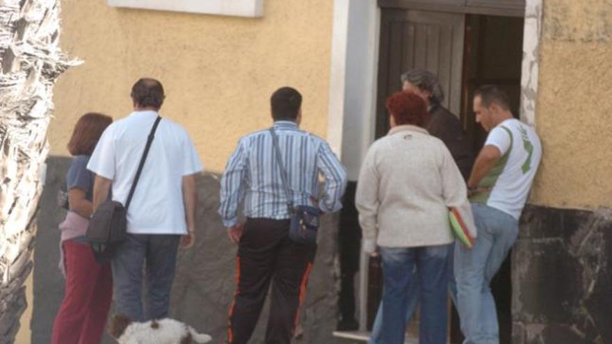 Un grupo de personas hace cola delante de Cáritas. i  ADOLFO MARRERO