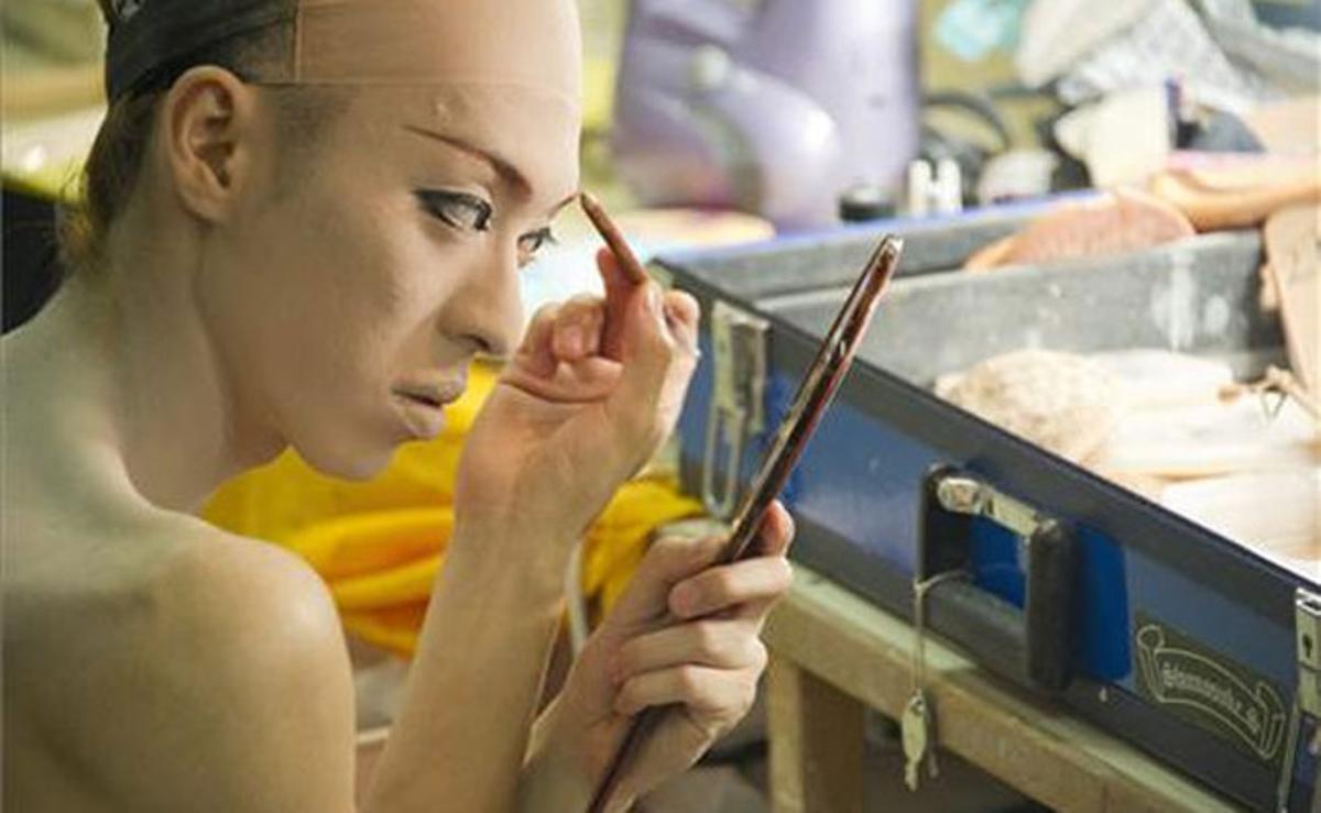 Sakura Shinosuke, artista japonesa, es maquilla abans de la seva actuació a la ciutat de Kobe, al Japó.