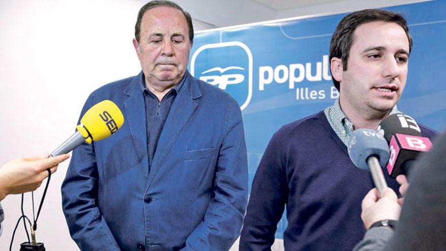 El presidente del PP de Palma, José María Rodríguez, y el secretario general del PP balear, Andrés Ferrer.