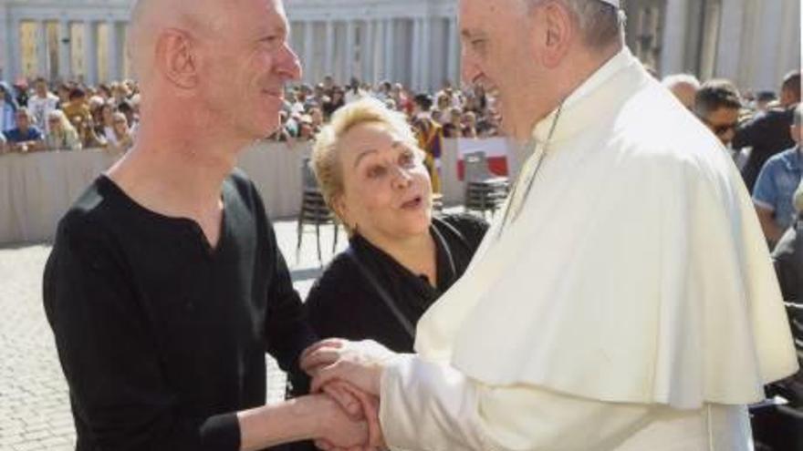El Papa rep un veí de Vilanova del Camí a qui han operat més de 40  vegades