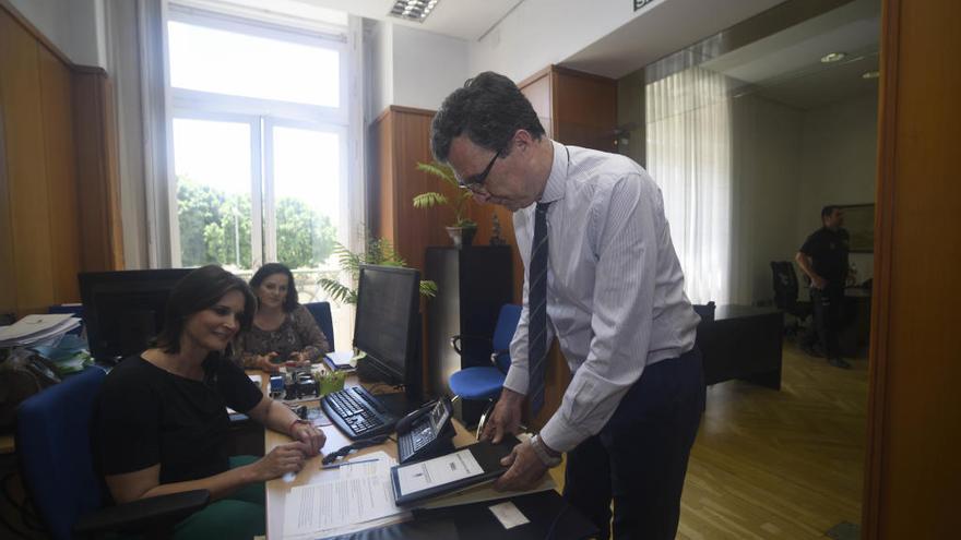 El alcalde electo de Murcia, José Ballesta, conversa con las secretarias de Alcaldía sobre unos proyectos de pedanías.