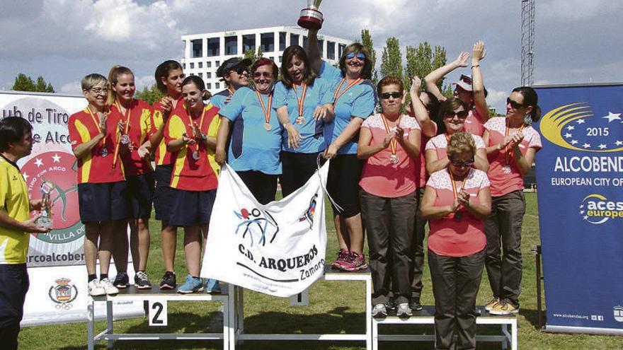 El equipo zamorano, en el podio y durante la competición.