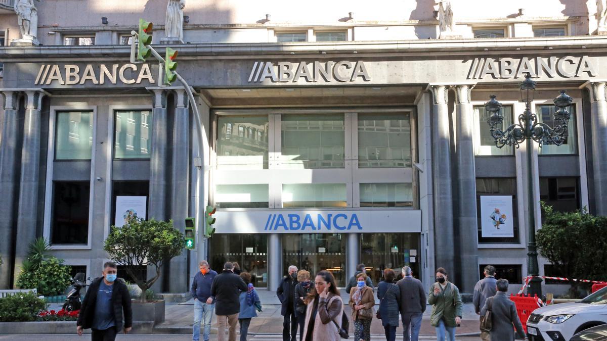 Entrada principal de la sede operativa de Abanca en Vigo. // Marta G. Brea