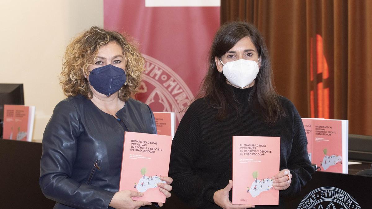 Las coordinadoras del libro, Rosa de los Ángeles Fernández Lagar (izq) y Olga Rodríguez Ferrán