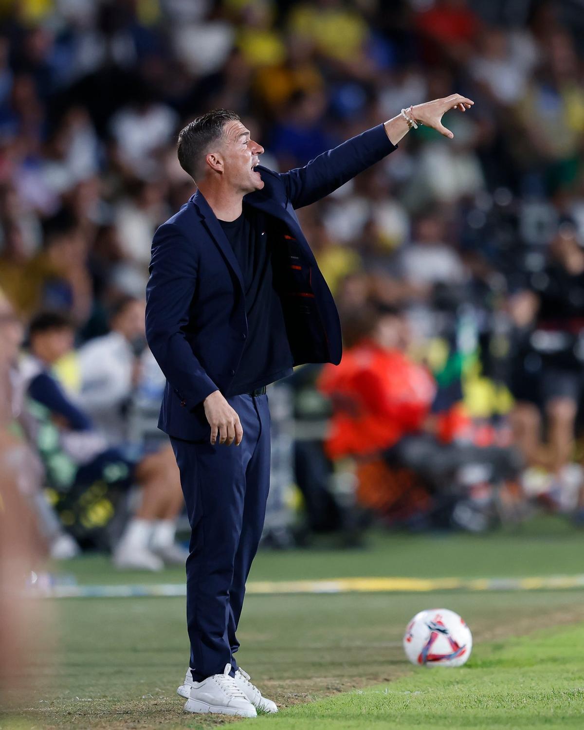 Luis García Fernández en el banquillo de Las Palmas