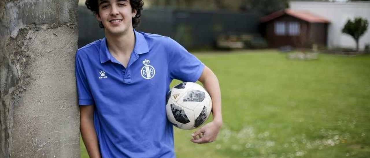 Alejandro González, &quot;Manzaneda&quot;, con el polo del Real Avilés y un balón.