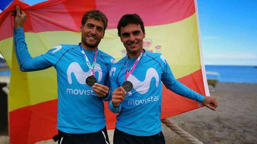 Nico Rodríguez y Jordi Xammar muestran sus medallas. // FDV